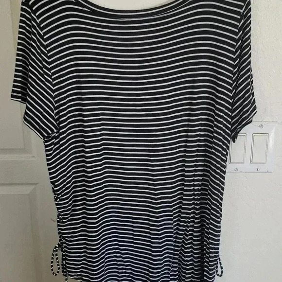 Large HOLLISTER Must Have Collection Striped T-Shirt - Picture 5 of 10